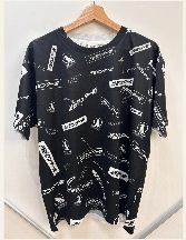 渋谷センター街の文字を散りばめたブラックのTシャツ